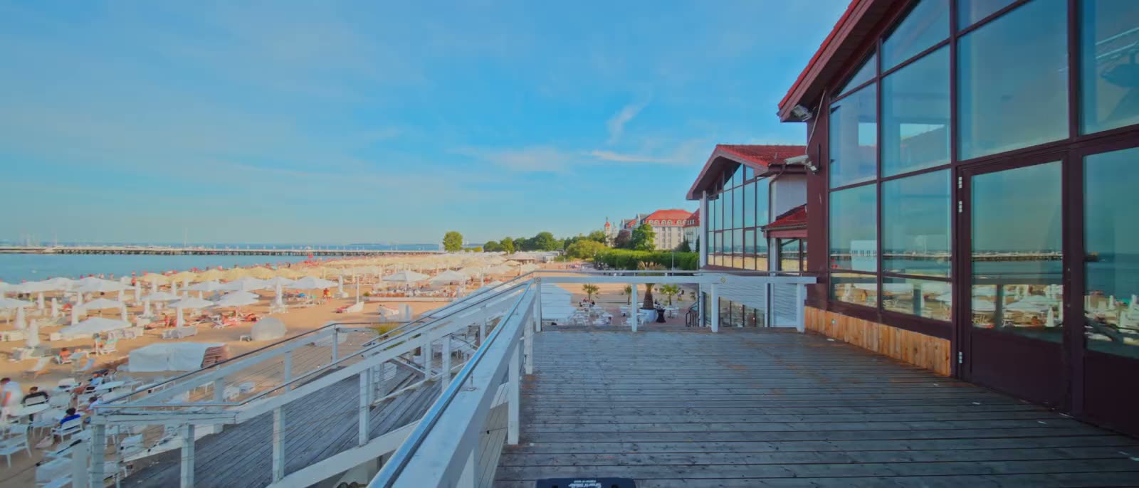 Taras: widok na plażę, kadr z filmu