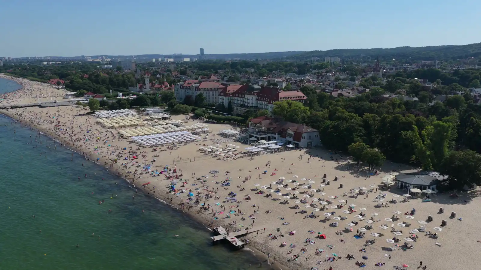 Plaża z drona, kadr z filmu