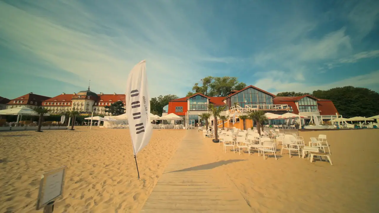 Plaża: dojście do MUDO, kadr z filmu
