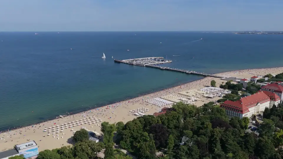 Sopot z drona: plaża, molo i budynek MUDO z czerwonym dachem obok Grand Hotelu