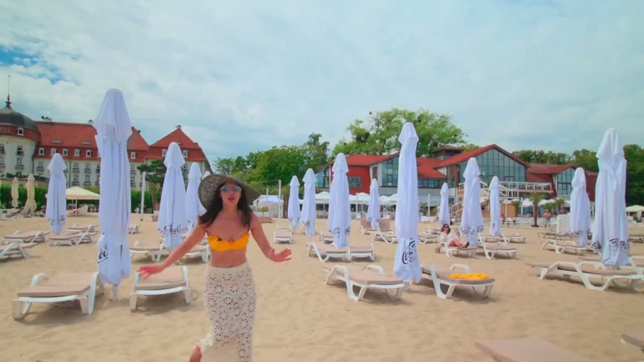 Plaża: parasole, kadr z filmu