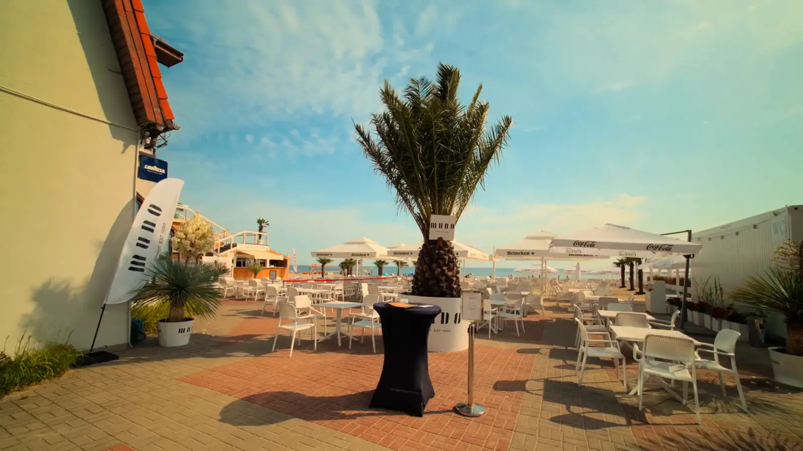 Plaża: beach bar, kadr z filmu