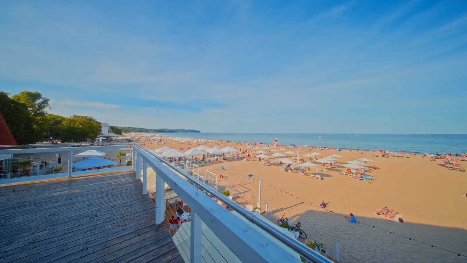 Taras: balkon nad plażą, kadr z filmu