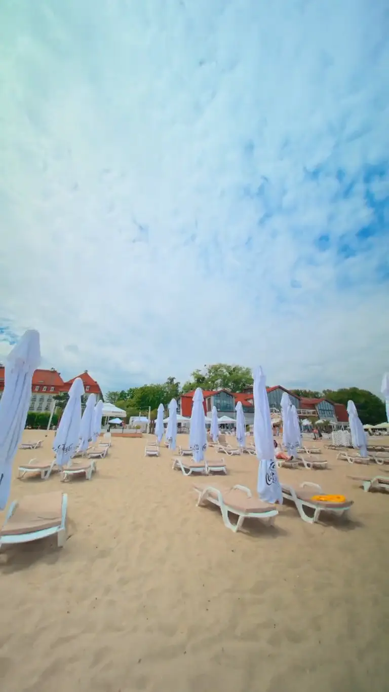 Plaża: między leżakami, kadr z filmu