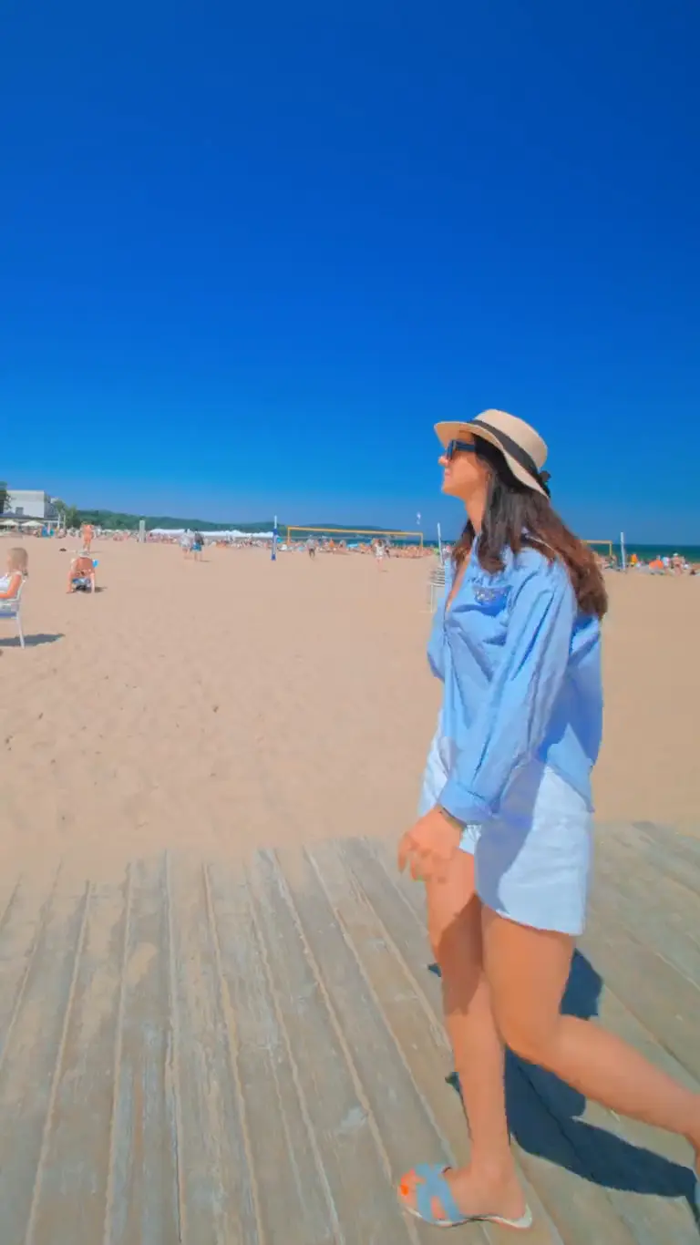 Plaża: pomost, kadr z filmu