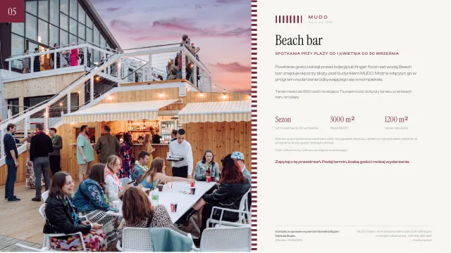 Plansza one-pager: beach bar na plaży o zachodzie słońca, goście przy stolikach i taras na piętrze