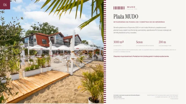 Plansza one-pager: pomost i parasole na piasku przed budynkiem MUDO, liście palmy w kadrze