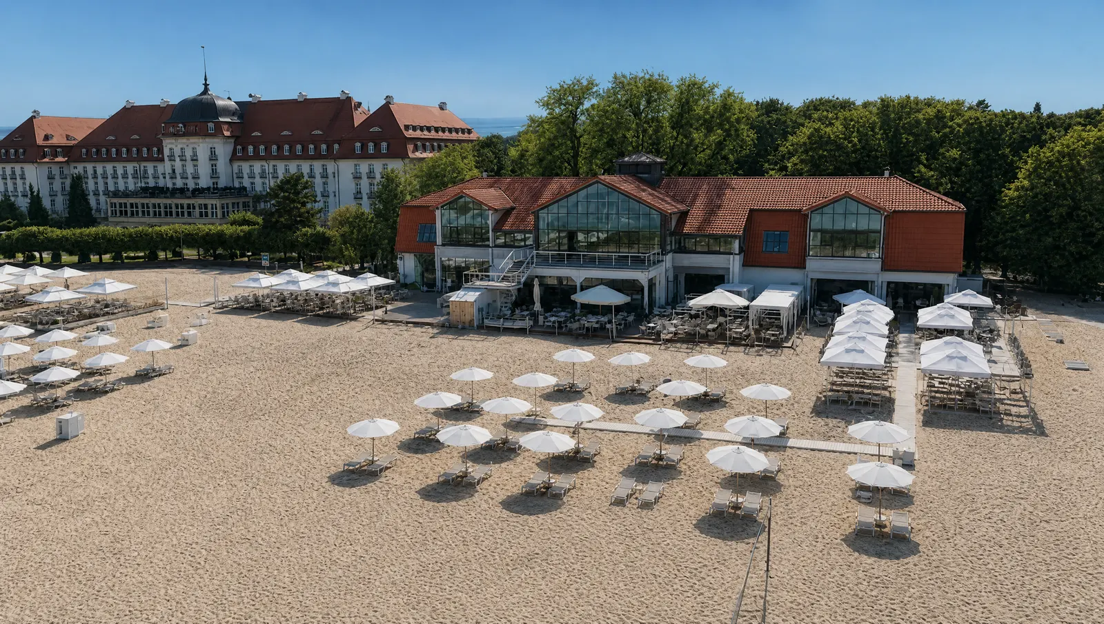 Makieta 3D kompleksu MUDO z góry: budynek z przeszklonymi salami, taras, strefa parasoli i plaża (obraz na podstawie skanu 3D)