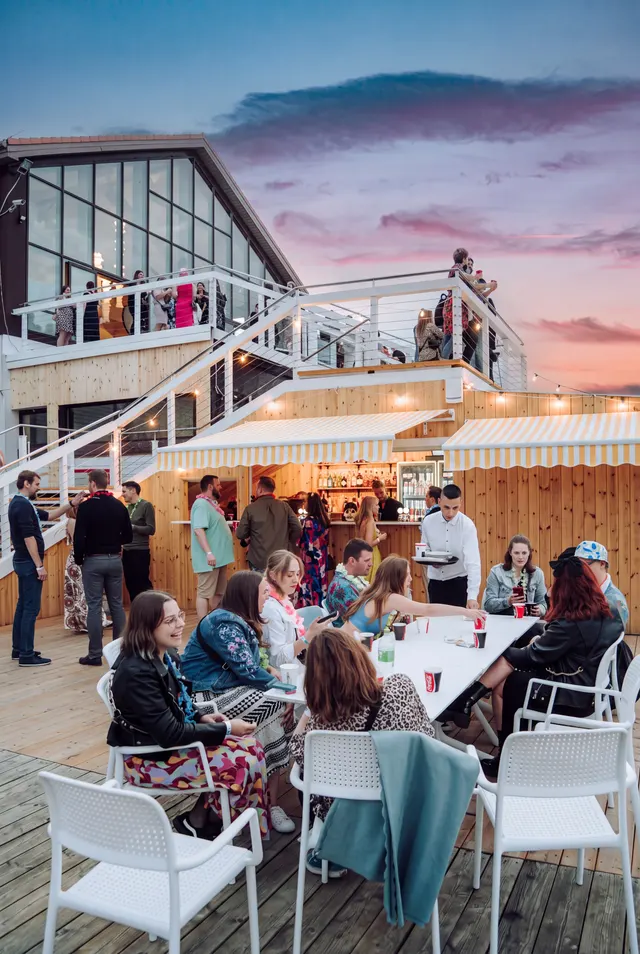 Beach bar na plaży, palmy i pomost