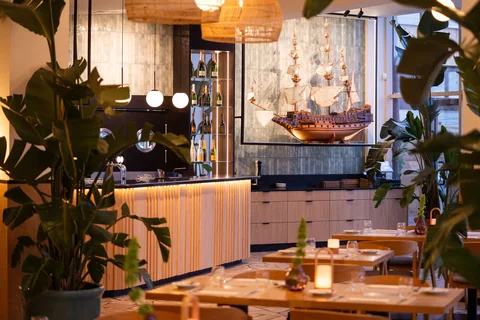 Bar restauracji z modelem żaglowca