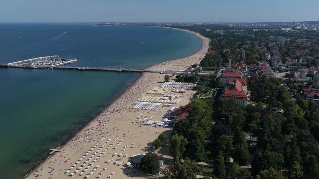 Plaża w Sopocie z molem i budynkiem MUDO