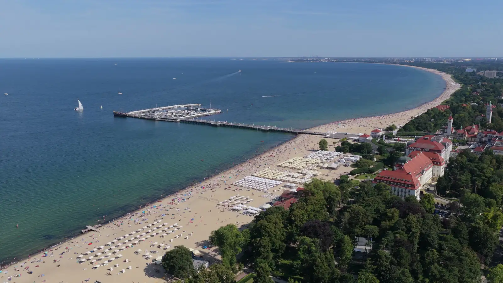 Plaża w Sopocie z drona z zaznaczoną linią od nasady mola do dachu MUDO